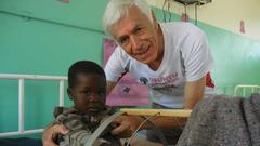 Dr. Schales mit einem kleinen Patienten (Foto: Afrikaprojekt Schales.)