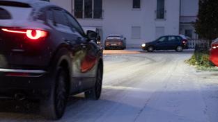 Autos fahren über leicht verschneite Straßen in Homburg (Foto: SR / Sebastian Knöbber)