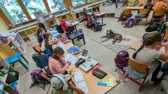 Die Kinder machen ihre Aufgaben und Schulhund Bamba hat Pause (Foto: SR/Christoph Borgans)