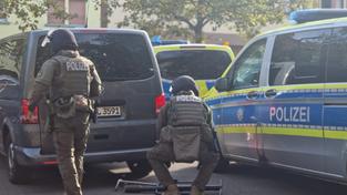 Einsatzkräfte eines Spezialeinsatzkommandos der Polizei bei einem Einsatz in Neunkirchen.  (Foto: Brandon Lee Posse)