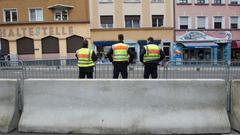 Polizisten an einer Betonsperre. (Foto: SR)