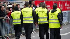 Mehrere Sicherheitskräfte vor dem Umzug in Burbach. (Foto: SR)