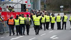 Sicherheitskräfte nehmen vor dem Umzug ihre Positionen ein. (Foto: SR)