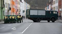 Die Polizei sperrt Zufahrtsstraßen zum Umzug ab. (Foto: SR)