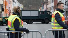 Polizisten sperren mit Gittern und quergestellten Wagen die Straße. (Foto: SR)