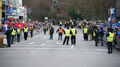 Sicherheitskräfte räumen die Straße für den großen Umzug. (Foto: SR)