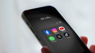Social Media Icons auf einem Smartphonedisplay: Instagram, Facebook, Snapchat, WhatsApp, Twitter und Youtube (Foto: unsplash/Adrien, SR/Knöbber)