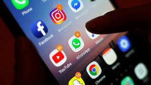 Blick auf ein Smartphone mit den verschiedenen Social Media Apps (Foto: picture alliance/dpa/PA Wire | Yui Mok)