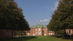 Der Hauptpavillon von Schloss Clemenswerth (Foto: SR)