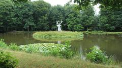 Auf der mittleren Insel der Clemenswerther Teichanlage steht der Platzhirsch, ein 5,90 m hoher Hirschkopf aus Aluminum-Streckblech des Metallbildhauers Thomas Otto. (Foto: SR)