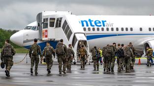 Boarding einer Zivilmaschine bei NATO-Manöver Quadriga 2024. (Foto: Matthias Becker, SCN)