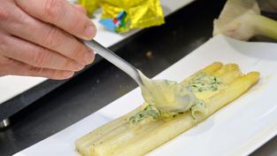 Spargel mit Kräutersabayone (Foto: Dirk Guldner)