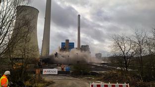 Am Sonntag ist eine ehemalige Filteranlage am Kraftwerk in Ensdorf gesprengt worden. (Foto: Lars Ohlinger / SR)