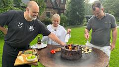 SR 1 Grill-Aktion: Schwenk Coach Andreas Schackmann, Maren Dinkela und Frank Falkenauer an der Feuerplatte (Foto: SR 1/Lena Mayer)