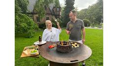 SR 1 Grill-Aktion: Maren Dinkela und Frank Falkenauer an der Feuerplatte (Foto: SR 1/Lena Mayer)