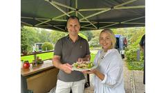 SR 1 Grill-Aktion: Maren Dinkela und Frank Falkenauer mit dem Pasta-Teller (Foto: SR 1/Lena Mayer)