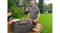 SR 1 Grill-Aktion: Frank Falkenauer bei der Zubereitung der Steak-Burger  (Foto: SR 1/Lena Mayer)