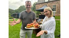 SR 1 Grill-Aktion: Frank Falkenauer und Maren Dinkela mit Steak-Burgern (Foto: SR 1/Lena Mayer)