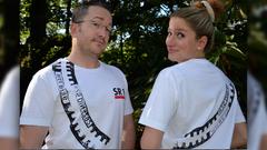 Kerstin Mark und Christian Balser mit einem SR 1 Gullydeckel T-Shirt (Foto: SR 1)