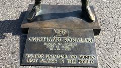 Madeira - Die Pakette an der Statue Cristiano Ronaldo (Foto: SR 1)