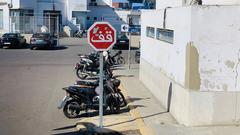 Arabisches Stopschild im Hafen von Casablanca  (Foto: SR 1)