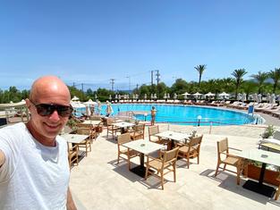 SR 3 Hörerreise nach Kreta: Oliver Hottong am Pool (Foto: SR/Oliver Hottong)