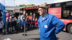 Die SR 3-Comedy-Truppe auf ihrer Spritztour am Neunkircher Testbus an der Wendeschleife Kindertagesstätte 