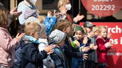 Die SR 3-Comedy-Truppe auf ihrer Spritztour am Neunkircher Testbus an der Wendeschleife Kindertagesstätte 
