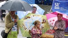Zuschauer mit Regenschirmen. (Foto: SR/Pasquale D'Angiolillo)