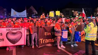 Stahlarbeiter demonstrieren in Völklingen am 19.10.2023. (Foto: Karin Mayer / SR)
