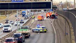 Langer Verkehrsstau wegen eines Fahrzeugbrandes auf der Stadtautobahn A 620 in Saarbrücken (Foto: Jürgen Rinner / SR)