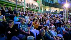 Stefan Gwildis und das Kreisjugendorchester Neunkirchen beim SR 3-Sommerkonzert auf den Bliesterrassen (Foto: SR/Dirk Guldner)