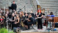 Stefan Gwildis und das Kreisjugendorchester Neunkirchen beim SR 3-Sommerkonzert auf den Bliesterrassen (Foto: SR/Dirk Guldner)