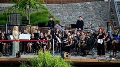 Stefan Gwildis und das Kreisjugendorchester Neunkirchen beim SR 3-Sommerkonzert auf den Bliesterrassen (Foto: SR/Dirk Guldner)