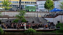 Stefan Gwildis und das Kreisjugendorchester Neunkirchen beim SR 3-Sommerkonzert auf den Bliesterrassen (Foto: SR/Dirk Guldner)