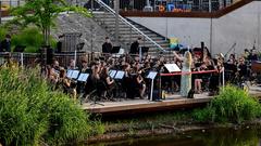 Stefan Gwildis und das Kreisjugendorchester Neunkirchen beim SR 3-Sommerkonzert auf den Bliesterrassen (Foto: SR/Dirk Guldner)