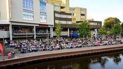 Stefan Gwildis und das Kreisjugendorchester Neunkirchen beim SR 3-Sommerkonzert auf den Bliesterrassen (Foto: SR/Dirk Guldner)