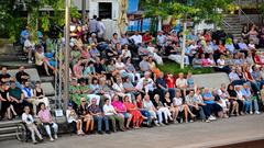 Stefan Gwildis und das Kreisjugendorchester Neunkirchen beim SR 3-Sommerkonzert auf den Bliesterrassen (Foto: SR/Dirk Guldner)