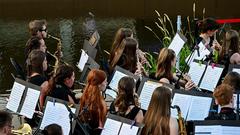 Stefan Gwildis und das Kreisjugendorchester Neunkirchen beim SR 3-Sommerkonzert auf den Bliesterrassen (Foto: SR/Dirk Guldner)