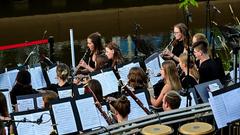 Stefan Gwildis und das Kreisjugendorchester Neunkirchen beim SR 3-Sommerkonzert auf den Bliesterrassen (Foto: SR/Dirk Guldner)