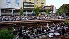 Stefan Gwildis und das Kreisjugendorchester Neunkirchen beim SR 3-Sommerkonzert auf den Bliesterrassen (Foto: SR/Dirk Guldner)