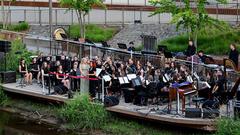 Stefan Gwildis und das Kreisjugendorchester Neunkirchen beim SR 3-Sommerkonzert auf den Bliesterrassen (Foto: SR/Dirk Guldner)