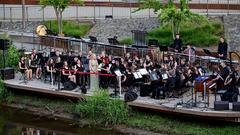 Stefan Gwildis und das Kreisjugendorchester Neunkirchen beim SR 3-Sommerkonzert auf den Bliesterrassen (Foto: SR/Dirk Guldner)