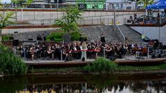 Stefan Gwildis und das Kreisjugendorchester Neunkirchen beim SR 3-Sommerkonzert auf den Bliesterrassen (Foto: SR/Dirk Guldner)