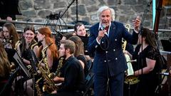 Stefan Gwildis und das Kreisjugendorchester Neunkirchen beim SR 3-Sommerkonzert auf den Bliesterrassen (Foto: SR/Dirk Guldner)