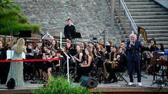 Stefan Gwildis und das Kreisjugendorchester Neunkirchen beim SR 3-Sommerkonzert auf den Bliesterrassen (Foto: SR/Dirk Guldner)