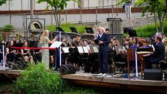 Stefan Gwildis und das Kreisjugendorchester Neunkirchen beim SR 3-Sommerkonzert auf den Bliesterrassen (Foto: SR/Dirk Guldner)