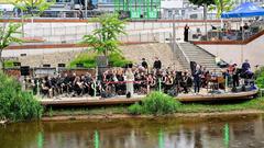 Stefan Gwildis und das Kreisjugendorchester Neunkirchen beim SR 3-Sommerkonzert auf den Bliesterrassen (Foto: SR/Dirk Guldner)