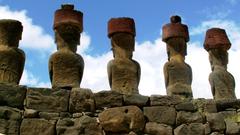 Eine Reihe der berühmten steinernen Figuren auf der Osterinsel (Foto: Michael Marek)