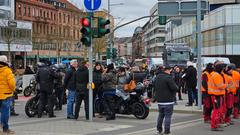 Motorradfahrer und Bauarbeiter versperren die Zufahrt zur Wilhelm-Heinrich-Brücke in Saarbrücken (Foto: Sebastian Knöbber/SR)